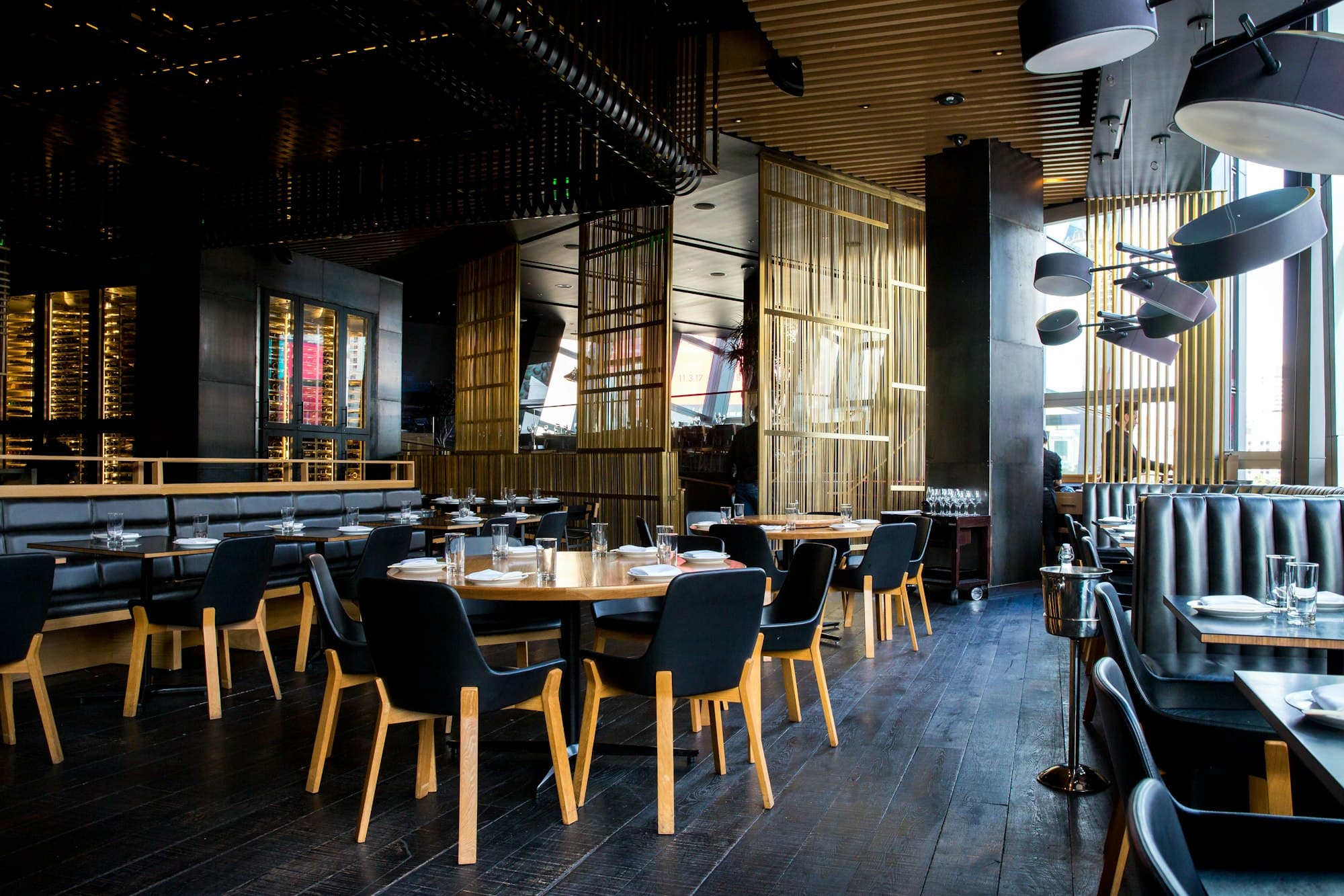 Salón del restaurante con luz cálida